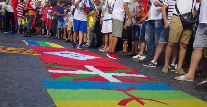 Imatge de la bandera amazic durant una concentració a la plaça Sant Jaume. Casa Amaziga de Catalunya