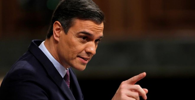 El candidato a la Presidencia del Gobierno, Pedro Sánchez, responde al presidente del PP, Pablo Casado, tras su intervención en el Congreso de los Diputados en la primera jornada de la sesión de investidura de Pedro Sánchez como presidente del Gobierno. E