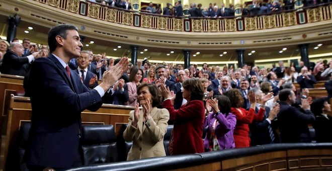 Pedro Sánchez recibe el aplauso de sus diputados tras lograr la confianza del Congreso para un nuevo mandato como presidente del Gobierno, al lograr una estrecha mayoría de 167 votos a favor, 165 en contra y 18 abstenciones. EFE/Juan Carlos Hidalgo