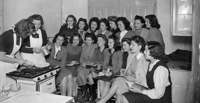 Clase de cocina de la Sección Femenina en la Barcelona de Posguerra. Fondo Merletti del IEFC. Cedidas por el autor para este artículo.