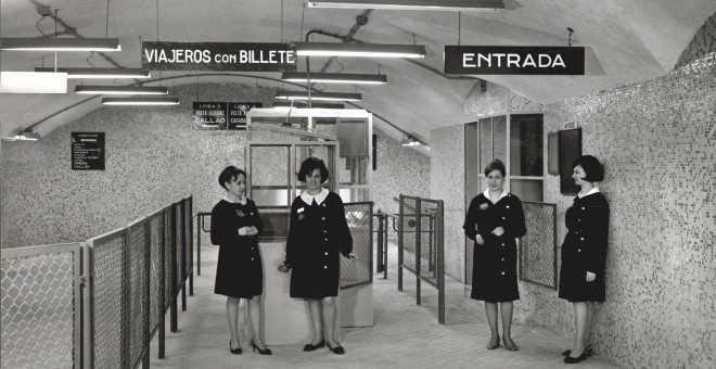 Agentes de taquilla y revisión en la madrileña estación de Vista Alegre, 1969. Fuente: Archivo fotográfico de Metro de Madrid, donada a memoriademadrid.es. Cedida por el autor para este reportaje.