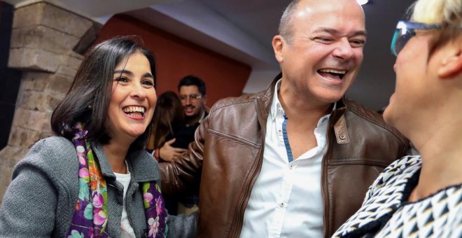 Darias (i), y el alcalde de Las Palmas de Gran Canaria, Augusto Hidalgo (c), y la diputada nacional Elena Mañez a su llegada al Comité Regional que se ha celebrado hoy en Las Palmas de Gran Canaria. EFE/ Elvira Urquijo A.