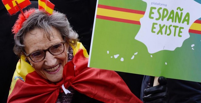 12/01/2020.- Una mujer participa este domingo en la concentración de protesta convocada por Vox este domingo en Valladolid contra la investidura y la formación de Gobierno por parte del socialista Pedro Sánchez, bajo el lema 'España existe, por un gobiern