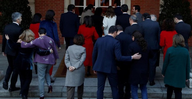 El presidente del Gobierno, Pedro Sánchez, el vicepresidente segundo, Pablo Iglesias, y el resto de los miembros del Gobierno de coalición, tras posar para la foto de familia del gabinete, antes de la reunión de su primer Consejo de Ministros en el Palaci