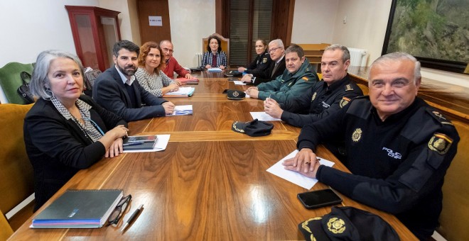 15/01/2020.- La consellera de Presidencia, María Teresa Suárez Genovard (izq), y el conseller de Derechos Sociales, Javier de Juan Martin (2-izq), participan, este miércoles, en Palma, en una reunión del grupo de coordinación Instituto Mallorquín de Asun