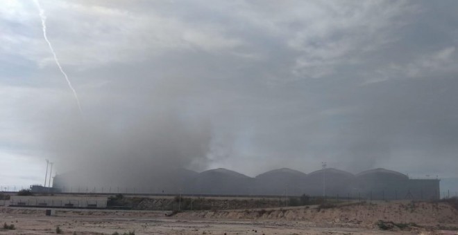 Imagen del humo generado por el incendio del techo de la terminal Alicante-Elche. / Europa Press