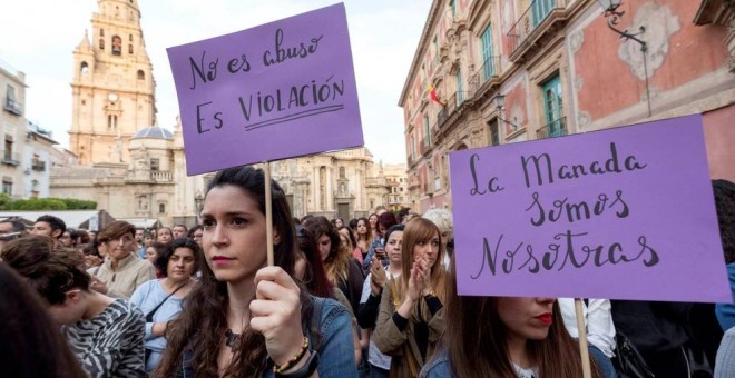 Imatge d'arxiu de manifestants que reclamaven que la condemna a La Manada es basés en violació exual i no en abús. EFE