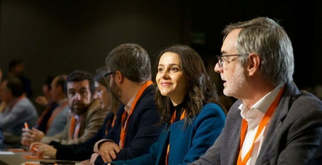 El secretario general en funciones de Ciudadanos, José Manuel Villegas (d) junto a la portavoz en el Congreso Inés Arrimadas (c) y otros cargos del partido. EFE