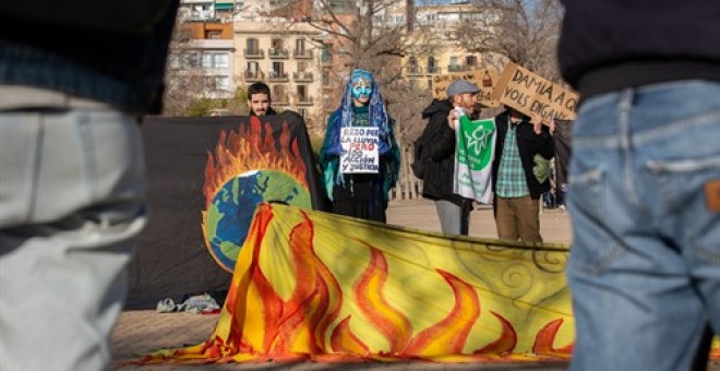 Alguns dels activistes ecologistes que han protestat avui davant la Cimera Clímàtica celebrada al TNC. EUROPA PRESS