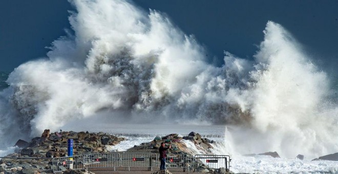 Imatge del temporal Glòria a Barcelona, on ha provocat fortes onades. ENRIC FONTCUBERTA.