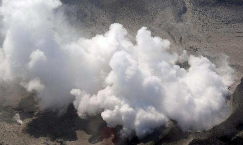 NHK informó de que el magma escupido por el volcán llegó hasta una de las playas de la isla, sin que hayan registrado heridos de gravedad./ REUTERS