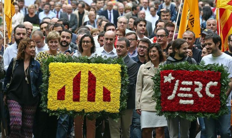 Dirigentes de ERC, encabezados por Marta Rovira, durante la ofrenda floral al monumento de Rafael Casanova que realizaron esta mañana los miembros del gobierno catalán. Foto: Toni Albir (EFE)