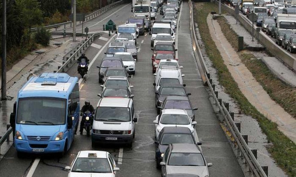 El acceso a la M-30 ha sido cortado a la altura de Ventas y hay retenciones en esta vía de circunvalación hacia Manoteras, donde confluyen la M-30, la carretera de Burgos y la M-11./ J.C.H.