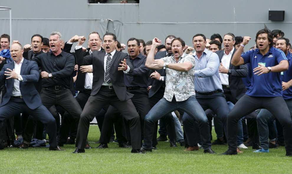 Antiguos y actuales jugadores del All Black realizan el famoso baile de la 'Haka' para rendir homenaje al ex jugador fallecido Jonah Lomu. Auckland, Nueva Zelanda. REUTERS/Nigel Marple