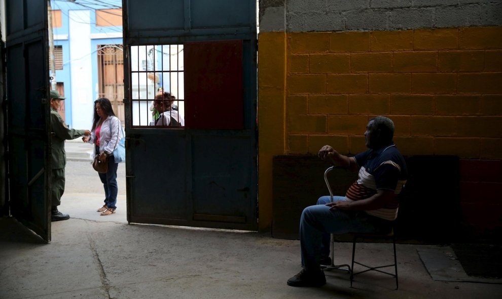 Un hombre espera sentado en el interior de un colegio electoral en Caracas, Venezuela. REUTERS/Nacho Doce