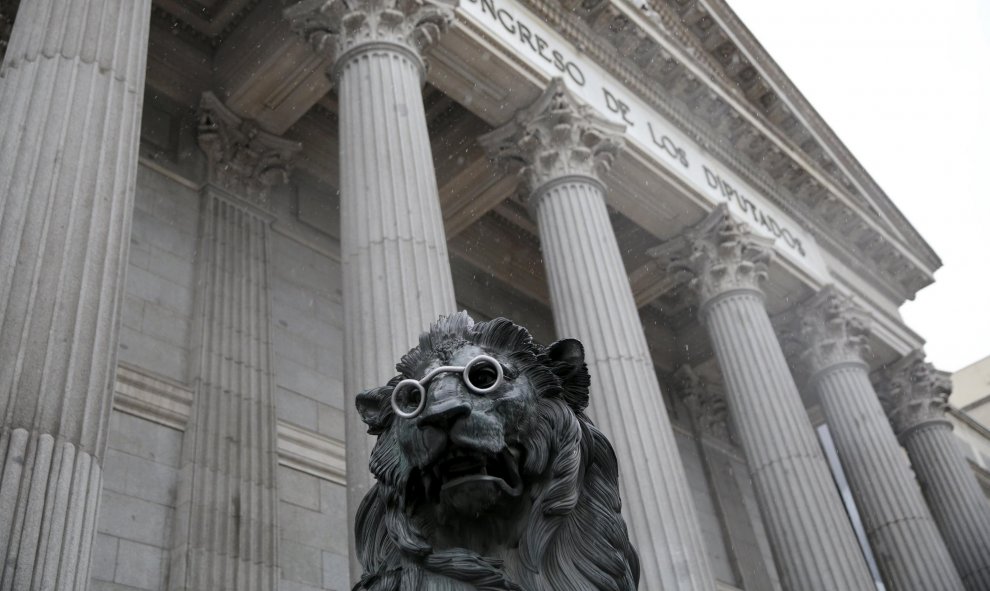 Los leones del Congreso en Madrid se ponen gafas para celebrar la novela del escritor Miguel de Cervantes 'Don Quijote', como parte de la conmemoración de los 400 años de la muerte del escritor. REUTERS/Andrea Comas