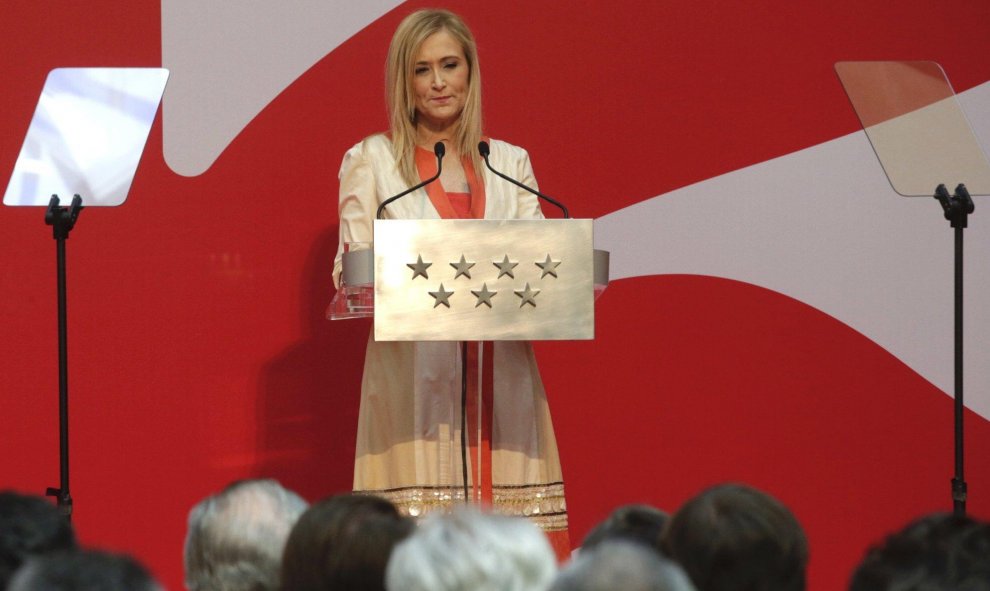 La presidenta regional, Cristina Cifuentes, durante su intervención en el acto de imposición de Medallas y Condecoraciones de la Orden del Dos de Mayo, con motivo del Día de la Comunidad de Madrid. EFE/Zipi