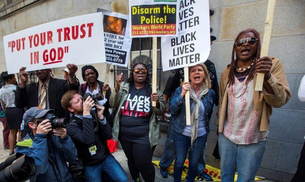 Varias personas se manifiestan en contra del policía de Baltimore, Edward Nero (no en la imagen) en el tribunal de Baltimore, Maryland, Estados Unidos  tras ser absuelto del caso de la muerte de Freddie Gray. Edward Nero ha sido absuelto de todos los carg