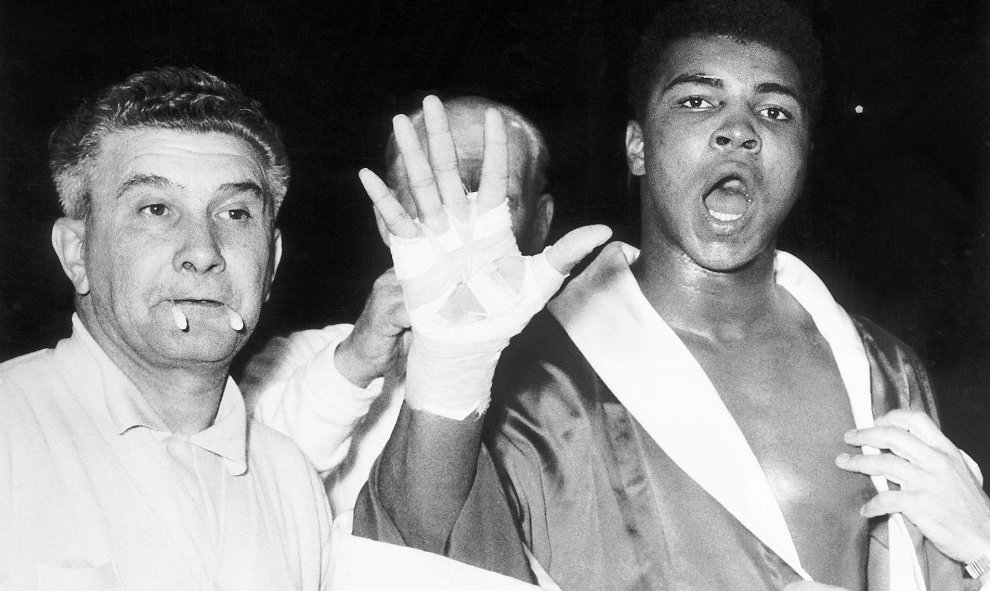 Cassius Clay muestra su mano abierta para predecir que ganará en el quinto asalto en su combate contra Henry Cooper, en el estado de Wembley , en Londres, el 18 de junio de 1963. REUTERS