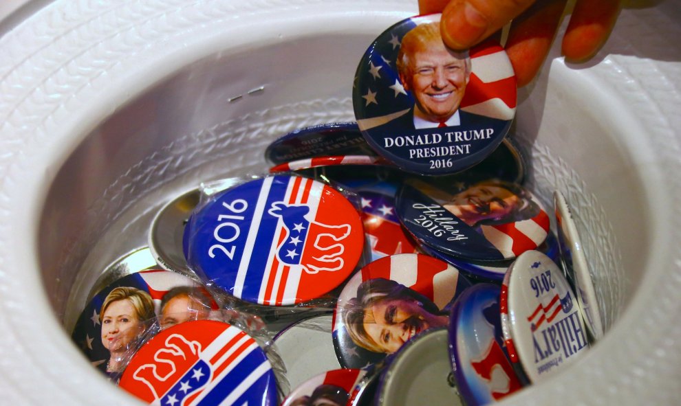 Pins con las caras de los candidatos a la presidencia en EEUU. / REUTERS