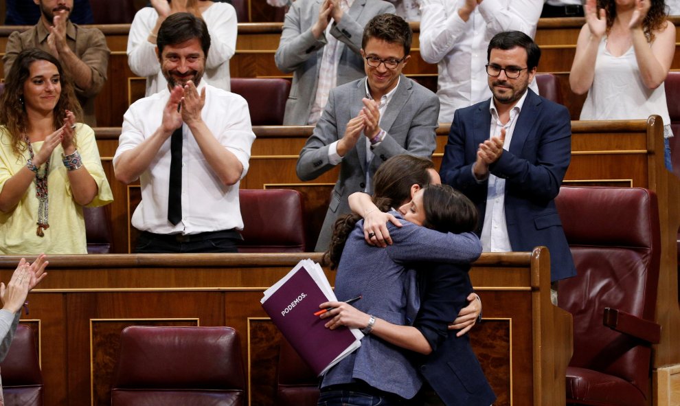 El líder de Unidos Podemos, Pablo Iglesias, abraza a Irene Montero después de intervenir en el debate de moción de censura. REUTERS/Juan Medina