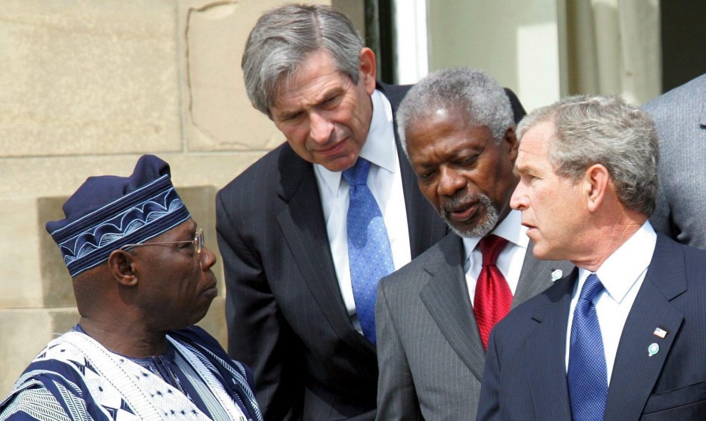 Kofi Annan con el presidente del Banco Mundial, Paul Wolfowitz,el presidente del EEUU, George W. Bush, y el de Nigeria Obasanjo, en una reunión del G-8 en la localidad británica  de Gleneagles, en juio de 2005. EFE/EPA/YURI KOCHETKOV