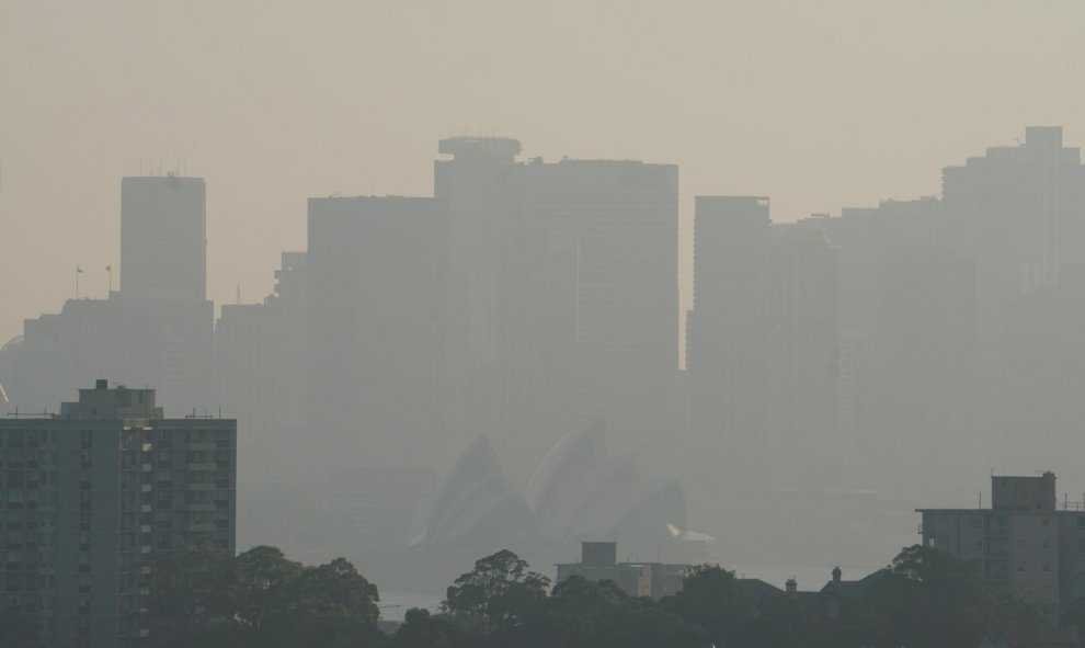 11/11/2019- La Ópera de Sydney a través del humo de los incendios forestales en Sydney, Australia. REUTERS / Stephen Coates