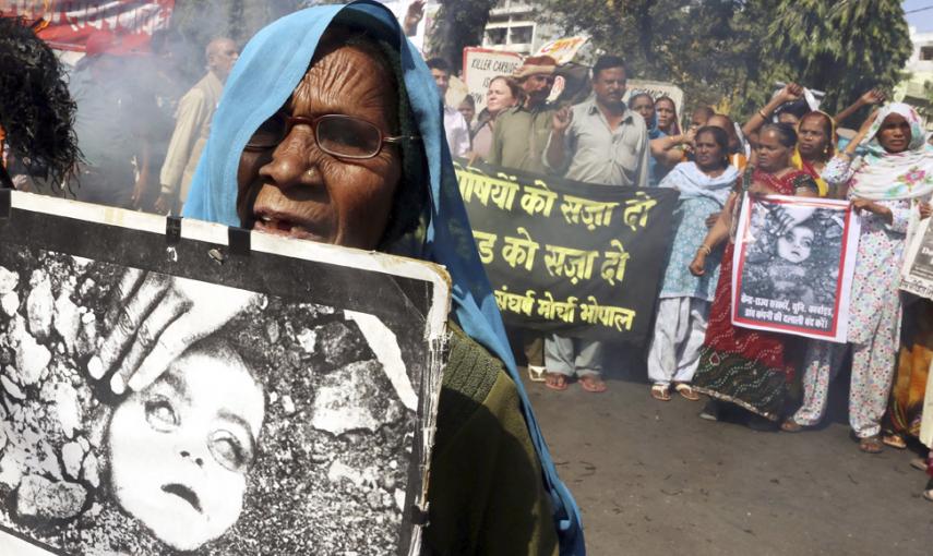 Supervivientes y familiares de las víctimas participan en una manifestación para conmemorar el 30º aniversario de la fuga de gas en la ciudad india de Bhopal. // EFE