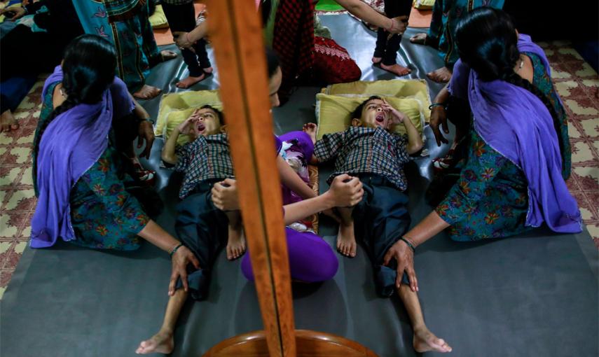 Un niño recibe tratamiento en un centro de rehabilitación para los niños que nacieron con discapacidades mentales y físicas en Bhopal. // EFE