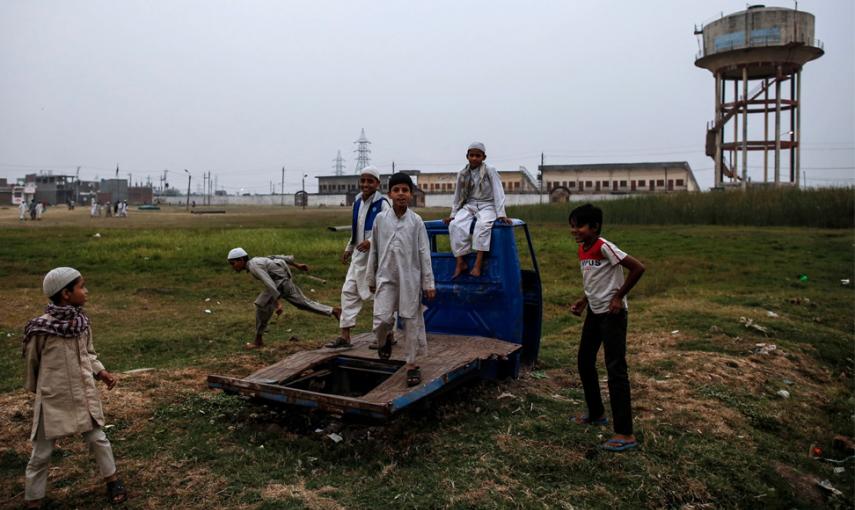 Varios niños juegan junto a la fábrica de pesticidas abandonada de Union Carbide. // REUTERS