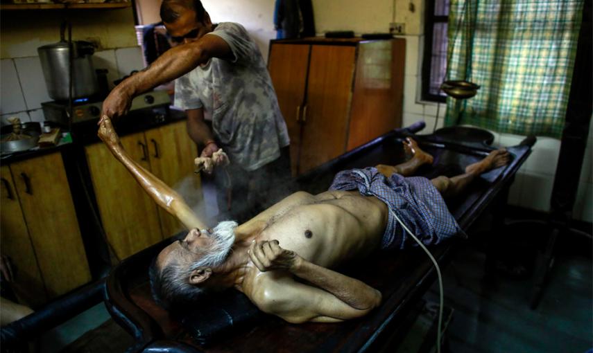 Zafar Ahmed, de 64 años, recibe tratamiento en un centro de rehabilitación. // REUTERS