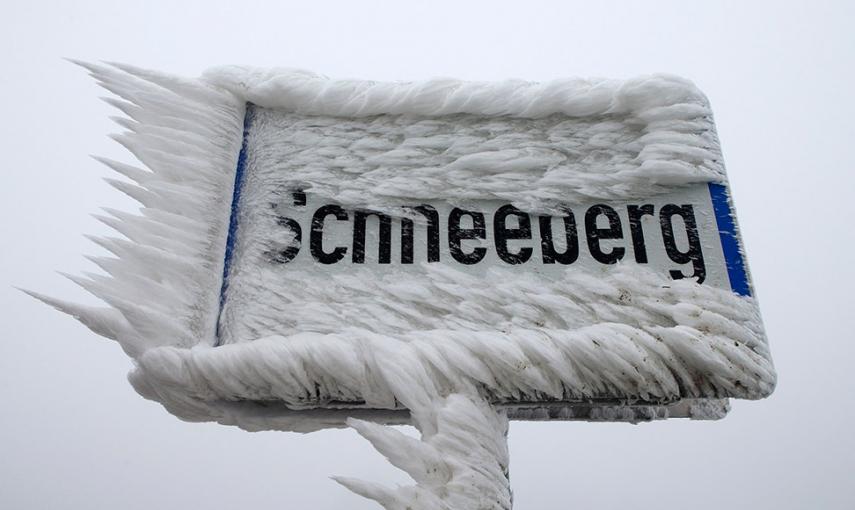 Una señal para el pueblo de Schneeberg, cubierta de hielo, en el norte de Austria,. // HEINZ-PETER BADER (REUTERS)