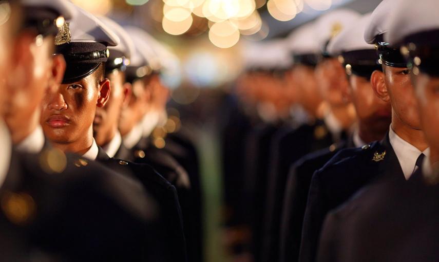 Cadetes militares asisten a una ceremonia para celebrar el cumpleaños del rey Bhumibil Adulyadej de Tailandia, fuera del Gran Palacio de Bangkok. // DAMIR SAGOLJ (REUTERS)