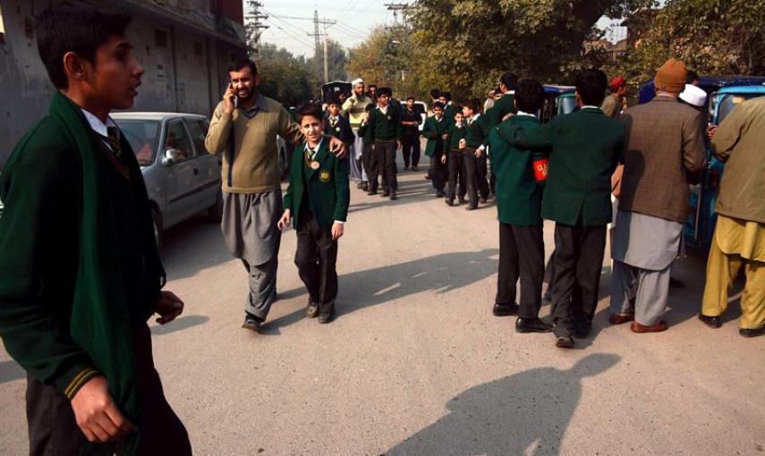 Varios alumnos rescatados por las Fuerzas de Seguridad salen del centro tras el ataque talibán contra un colegio gestionado por el Ejército en Peshawar (Pakistán). EFE/Bilawal Arbab