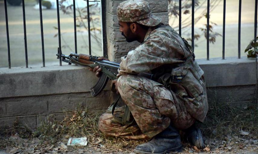 Un soldado paquistaní toma posiciones en los alrededores durante el ataque talibán contra un colegio gestionado por el Ejército en Peshawar (Pakistán). EFE/Bilawal Arbab