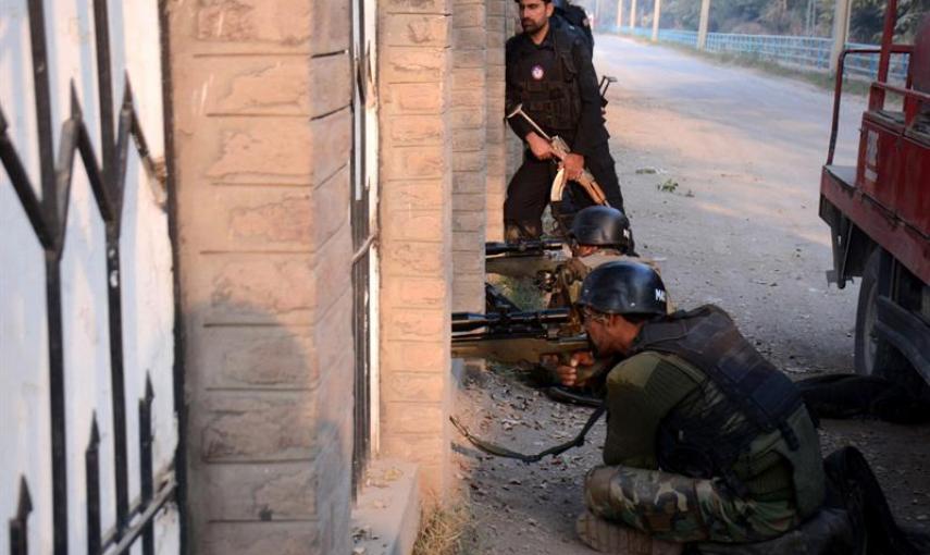 Soldados paquistaníes toman posiciones en los alrededores durante el ataque talibán contra un colegio gestionado por el Ejército en Peshawar (Pakistán). EFE/Bilawal Arbab