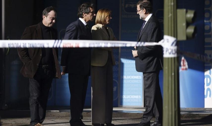 El presidente del Gobierno, Mariano Rajoy, la secretaria general del PP, María Dolores de Cospedal, y el vicesecretario de Organización, Carlos Floriano, llegan a la sede del partido en Madrid. /EFE