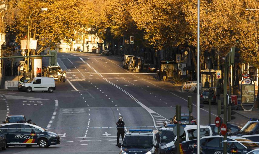 Vista de la madrileña calle de Génova, donde el PP tiene su sede nacional, cortada por la Policía. REUTERS/Paul Hanna