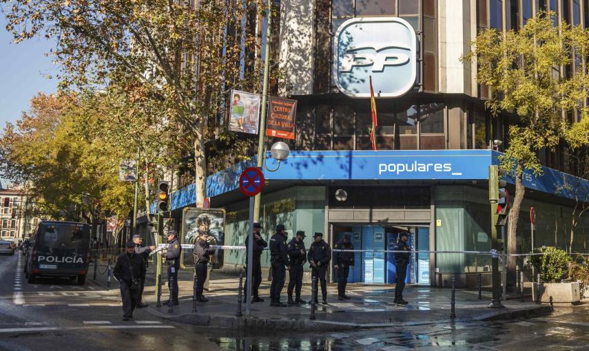 Varios agentes de la Policía frente a la entrada de la sede del PP, en Madrid. REUTERS/Andrea Comas