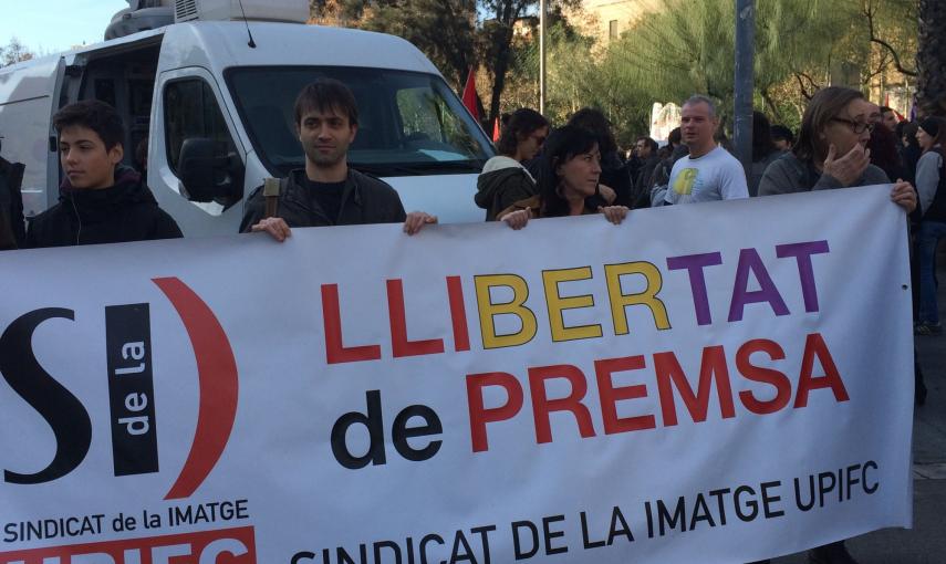 "Cómo nos hemos de ver" en  plaça Universitat