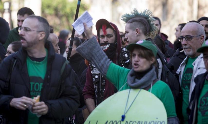 Varios ciudadanos durante su participación en la manifestación contra la Ley de protección de la seguridad ciudadana, conocida como "ley mordaza"