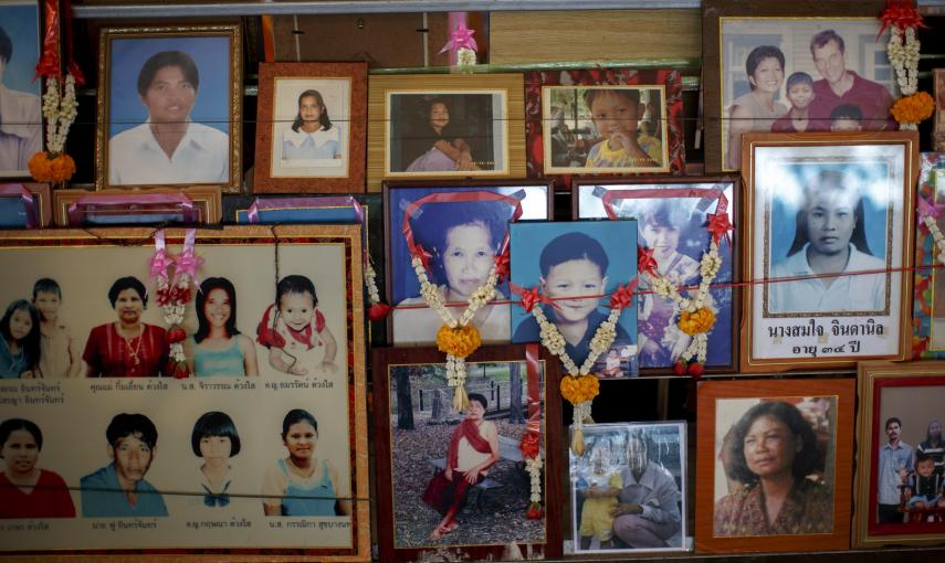 Diversas fotos de las vícitmas del tsunami de 2004 en Ban Nam Khem, Tailandia. REUTERS/Athit Perawongmetha