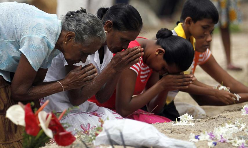 Familiares de las víctimas del tsunami rezan junto al cementerio de Pereliya, en Sri Lanka. REUTERS/Dinuka Liyanawatte