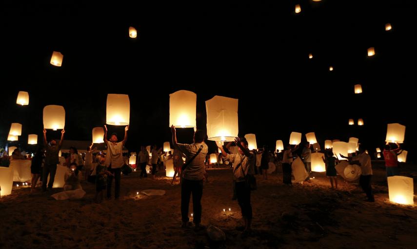 Suprevivientes del tusami de 2004, failiares de las víctimas y residentes lanzan linternas de papel en la ceremonia de recuerdo  en Ban Nam Khem, Tailandia. REUTERS/Athit Perawongmetha