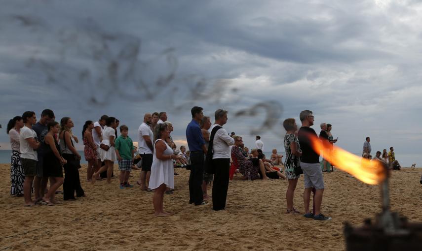 Varias personas participan en una vigilia celebrada con motivo del décimo aniversario del tsunami, en Khao Lak, sur de Tailandia,. EFE/Barbara Walton