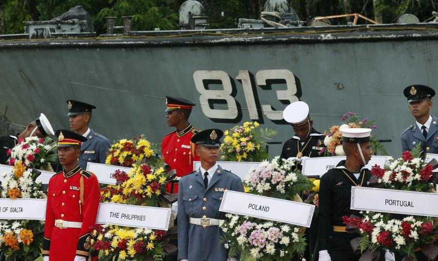 Varios soldados participan en una vigilia celebrada con motivo del décimo aniversario del tsunami, en Khao Lak, sur de Tailandia,. EFE/Narong Sangnak