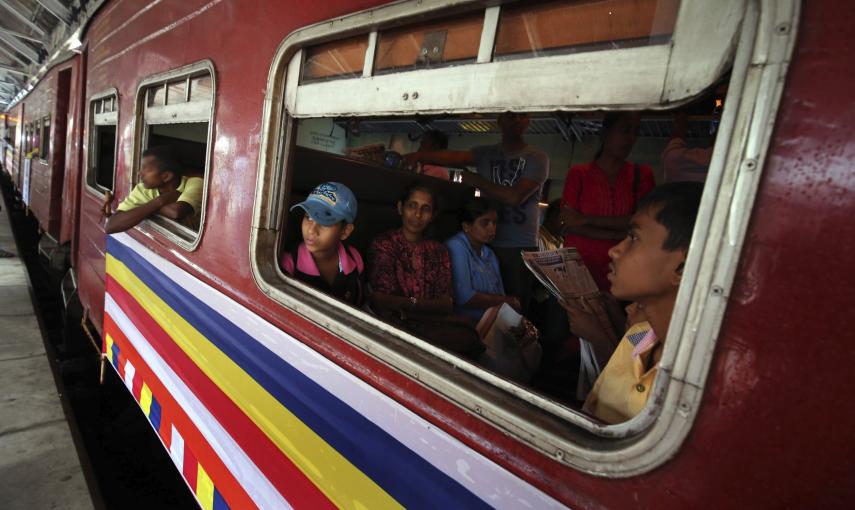 Familiares de las víctimas fallecidas en un tren durante el tsunami en 2004 viajan en el mismo tren reparado hacia Peraliya en  Sri Lanka. EFE/M.A.Pushpa Kumara