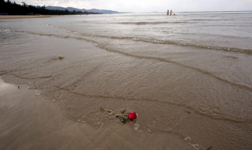 Una rosa que fue lanzada al mar en memoria de las víctimas tsunami durante un homenaje en la playa de Khao Lak (Tailandia). EFE/Barbara Walton