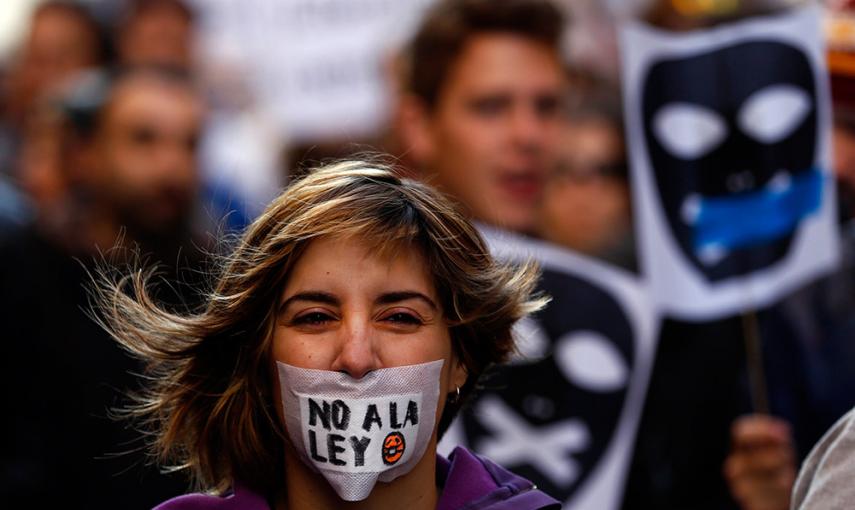 Una mujer, durante una protesta contra la 'ley mordaza' del Gobierno el pasado día 20 en Madrid. /SERGIO PÉREZ (REUTERS)