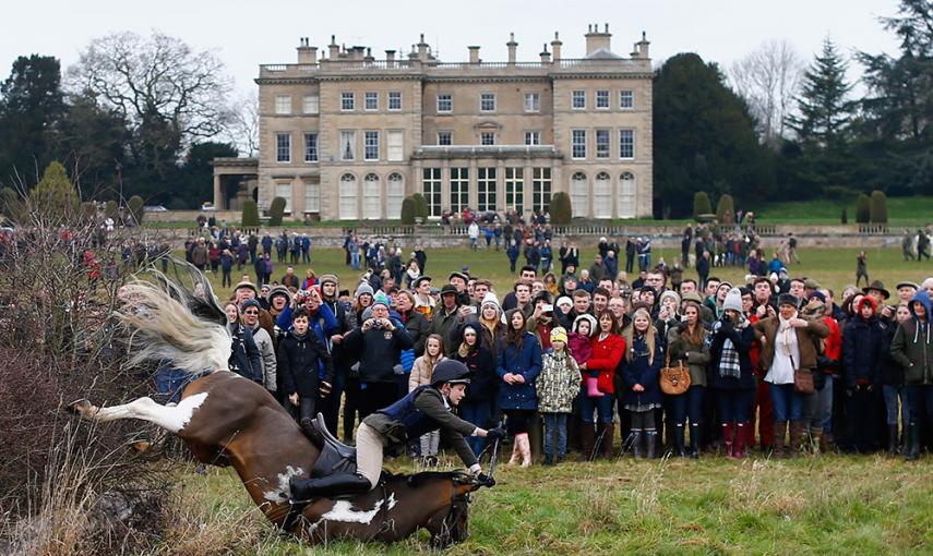 Una mujer y su caballo caen durante una exhibición por el Día de San Esteban en Prestwold Hall, cerca de Loughborough. /DARREN GRAPAS (REUTERS)